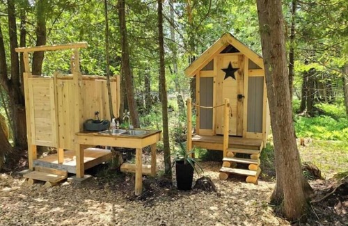 Chatsworth Cabin | Riverside Retreat waterfront Luxury Glamping King size bed and very privatenn