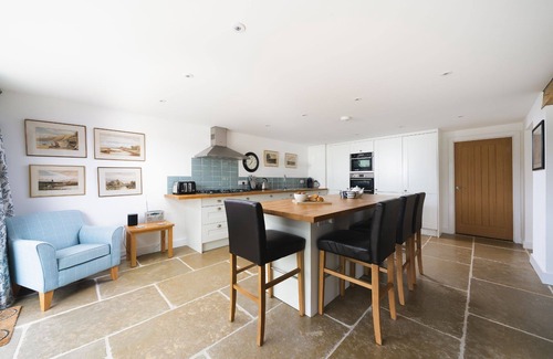 Westleigh Apartment | Riverside Retreat - Luxury Cottages