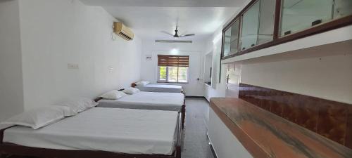 Kottayam House | Riverside Spacious single story villa in Kottayam town with 10 beds, Large Courtyard.& direct access to the River