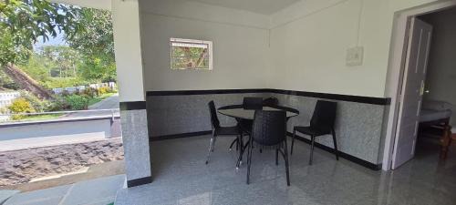 Kottayam House | Riverside Spacious single story villa in Kottayam town with 10 beds, Large Courtyard.& direct access to the River
