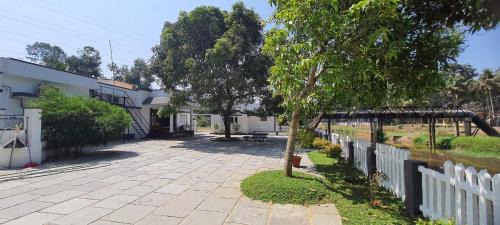 Kottayam House | Riverside Spacious single story villa in Kottayam town with 10 beds, Large Courtyard.& direct access to the River