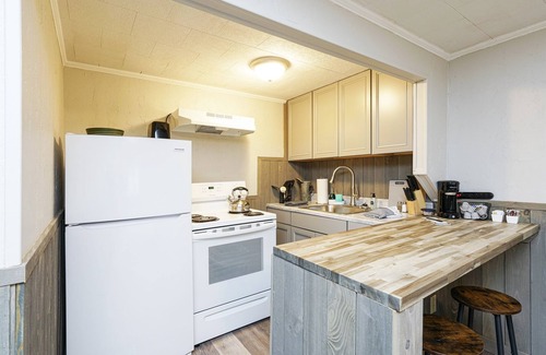 Elkins Cabin | Riverside Suite*HotTub*WiFi*Steps to the River
