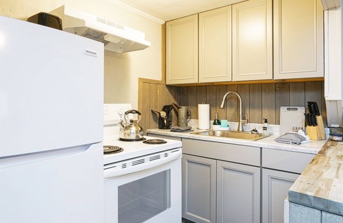 Elkins Cabin | Riverside Suite*HotTub*WiFi*Steps to the River