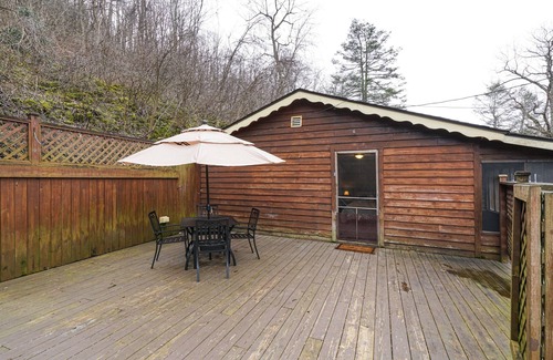Elkins Cabin | Riverside Suite*HotTub*WiFi*Steps to the River