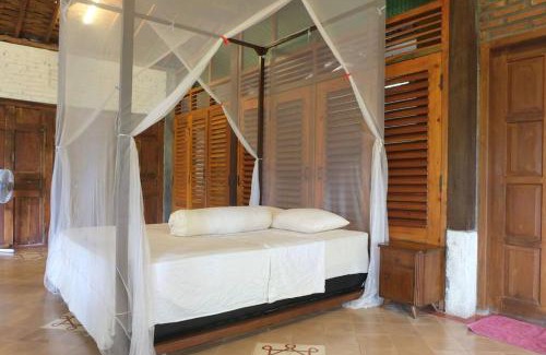 Bangunjiwo Villa | Riverside villa in tropical setting