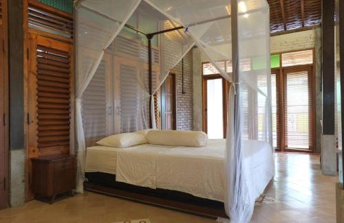 Bangunjiwo Villa | Riverside villa in tropical setting