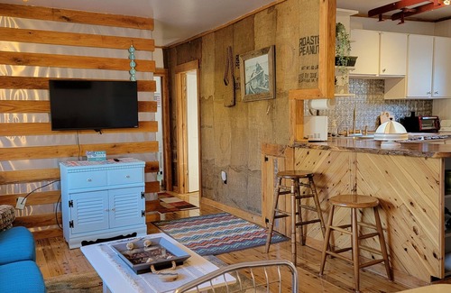 Friendsville Apartment | Riverview Suite