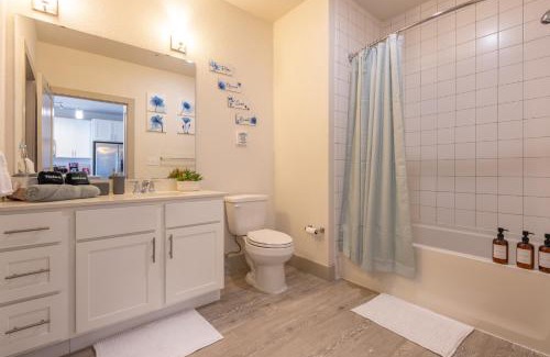 Downtown San Antonio Apartment | Riverwalk and Pool view Apt with King bed Infinity Pool Gym Free Parking