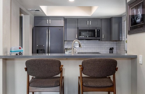 Racquet Club Estates Condo | Riviera Gardens Minutes from Downtown
