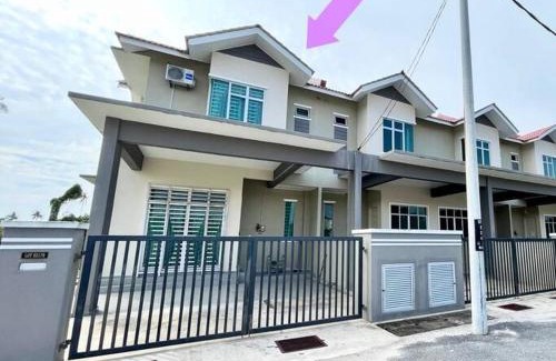 Kampung Gong Badak House | RJ Prima (UMT, UniSZA, Spacious, Beach + Netflix)