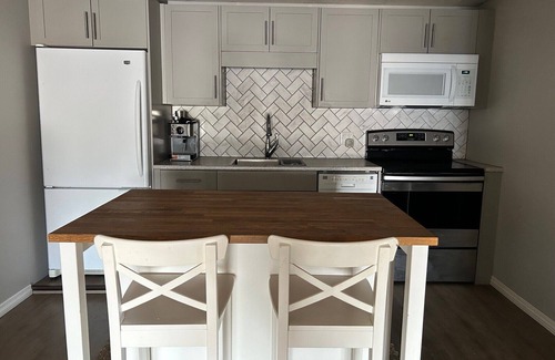 Kenora House | Road access 4 bdrm/2 bath house on Lake of the Woods. Only 2 mins to downtown!