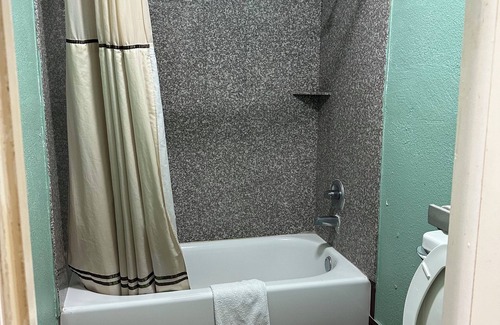 Floresville Hotel | Roadside Inn