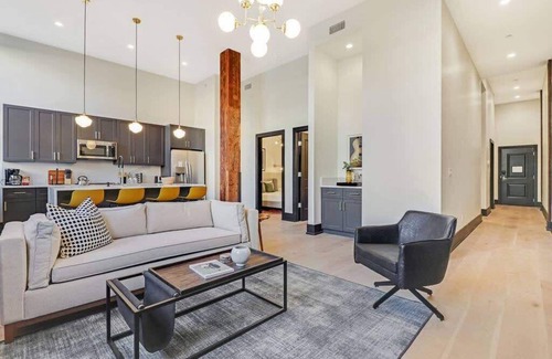 Arts/Warehouse District House | Roami at The Lola | Group Friendly | 6 Bed Combo