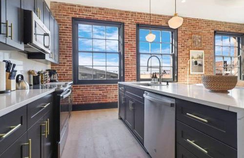 Arts/Warehouse District Apartment | Roami at The Lola Near Bourbon St 3BR #52