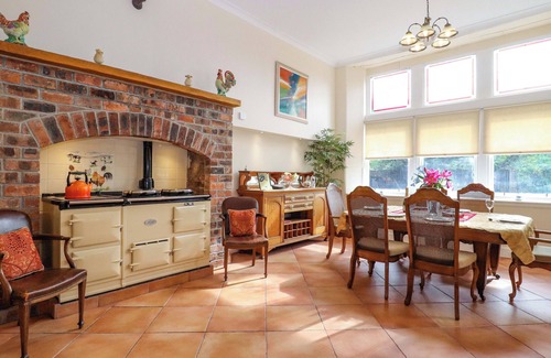 Balfron Cottage | ROB ROY APARTMENT, family friendly, with hot tub in Buchlyvie