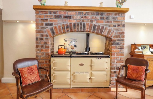 Balfron Cottage | ROB ROY APARTMENT, family friendly, with hot tub in Buchlyvie