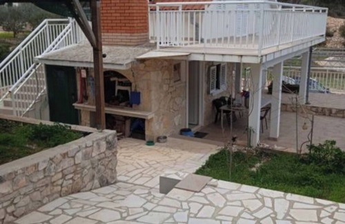 Cove Makarac (Milna) Apartment | Robinson House 70m from the beach