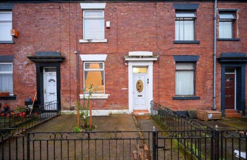 Rochdale House | Rochdale Retreat - Spacious 4-Bed House 8 beds