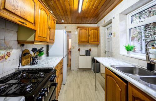 Rochdale House | Rochdale Retreat - Spacious 4-Bed House 8 beds