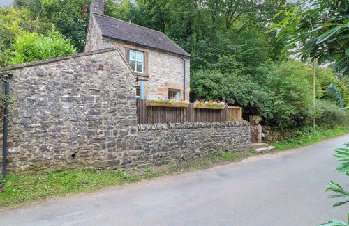 Alstonfield Cottage | ROCK COTTAGE, pet friendly, character holiday cottage in Alstonefield