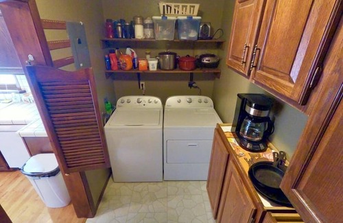 Four Corners House | Rocking H Ranch:10 min to Bozeman Main St./Hot tub/Gameroom/Sleeps 8 in 3 rooms