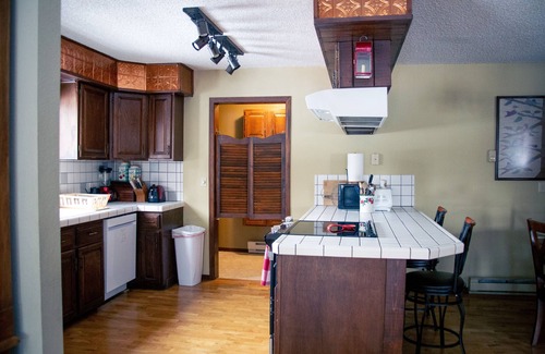 Four Corners House | Rocking H Ranch:10 min to Bozeman Main St./Hot tub/Gameroom/Sleeps 8 in 3 rooms