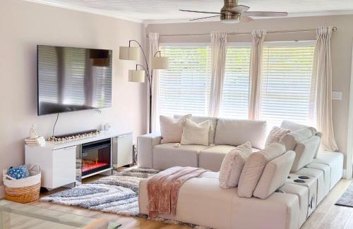 Driftwood House | Rockstar Hideaway Entire Home 2BR 2BA Office Space Guest Room & Outdoor Patio