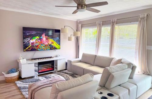 Driftwood House | Rockstar Hideaway Entire Home 2BR 2BA Office Space Guest Room & Outdoor Patio