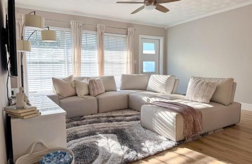 Driftwood House | Rockstar Hideaway Entire Home 2BR 2BA Office Space Guest Room & Outdoor Patio