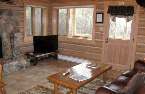 Darby House | Rocky Mountains Getaway: Gorgeous Log Cabin in Darby, Montana