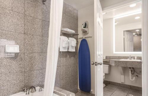 Munras Avenue Hotel | Rodeway Inn near Downtown Monterey