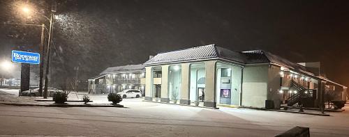 Plymouth Hotel | Rodeway Inn & Suites Plymouth Hwy 64