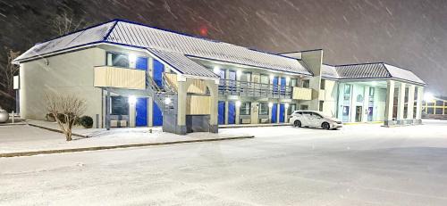 Plymouth Hotel | Rodeway Inn & Suites Plymouth Hwy 64