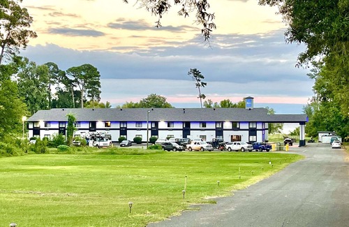 Geneva Hotel | Rodeway Inn & Suites