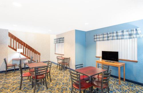 Webster Crossing Hotel | Rodeway Inn