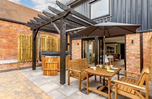Bishampton House | Roe Cottage disabled adapted 2 bedroom hot tub