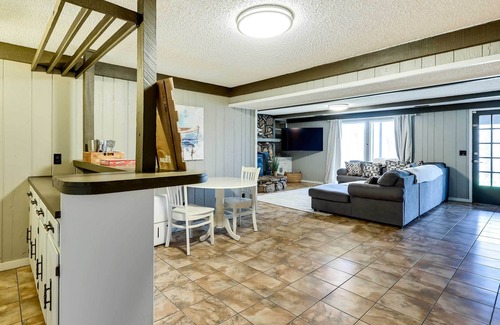 Prairie Creek House | Rogers Home w/ Screened Deck, 2 Mi to Lake!