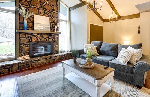 Prairie Creek House | Rogers Home w/ Screened Deck, 2 Mi to Lake!