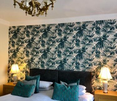 Roker Apartment | Roker Cottage, luxury seaside apartment, private parking, sky tv