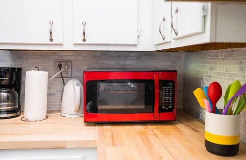 Manchester Apartment | ROKU TVs - Washer & Dryer - QueenBeds - GroupStay