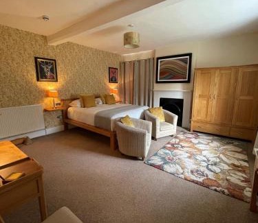Shrewton House | Rollestone Manor B&B and Restaurant