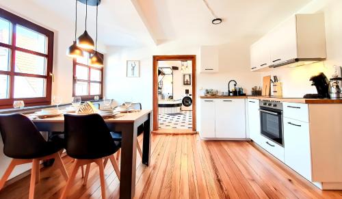 Annweiler am Trifels Apartment | ROMANTIC-Apartment - Altbauflair mit Dachterrasse & Waldblick, Maisonette, 80m2