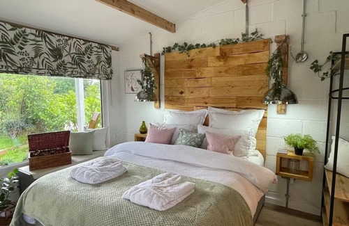 Nantwich Cabin | ROMANTIC COLONIAL LODGE WITH HOT TUB, RURAL CHESHIRE