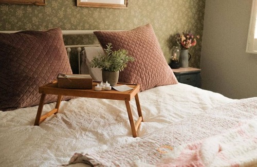 North Tamborine Cottage | Romantic English Cottage on Tamborine Mountain, Double Spa and Wood Fire Place