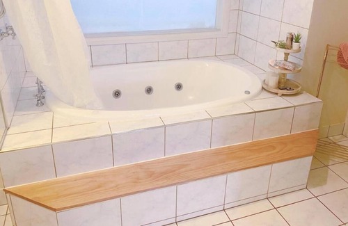 North Tamborine Cottage | Romantic English Cottage on Tamborine Mountain, Double Spa and Wood Fire Place