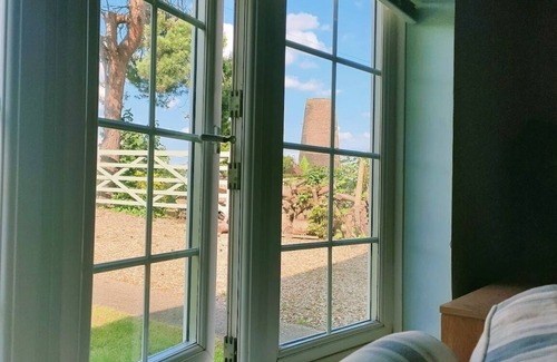 Spalding Cottage | Romantic English cottage three bedrooms, detached, drive for three cars, homely
