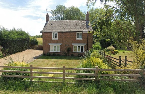 Spalding Cottage | Romantic English cottage three bedrooms, detached, drive for three cars, homely