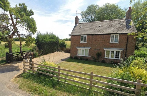 Spalding Cottage | Romantic English cottage three bedrooms, detached, drive for three cars, homely