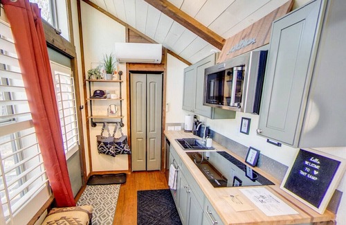 Cottonwood House | Romantic Escape, Steps to Wine Tasting: TinyCamp!