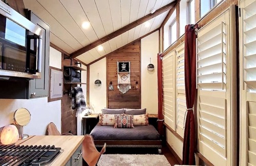 Cottonwood House | Romantic Escape, Steps to Wine Tasting: TinyCamp!